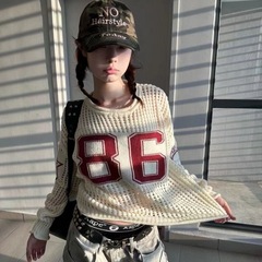 アメリカンスタイルの中空レイジースタイルニットセーター女性の初秋の新しいサッカーユニフォームデジタルジャージ白ソフトワックス長袖トップ