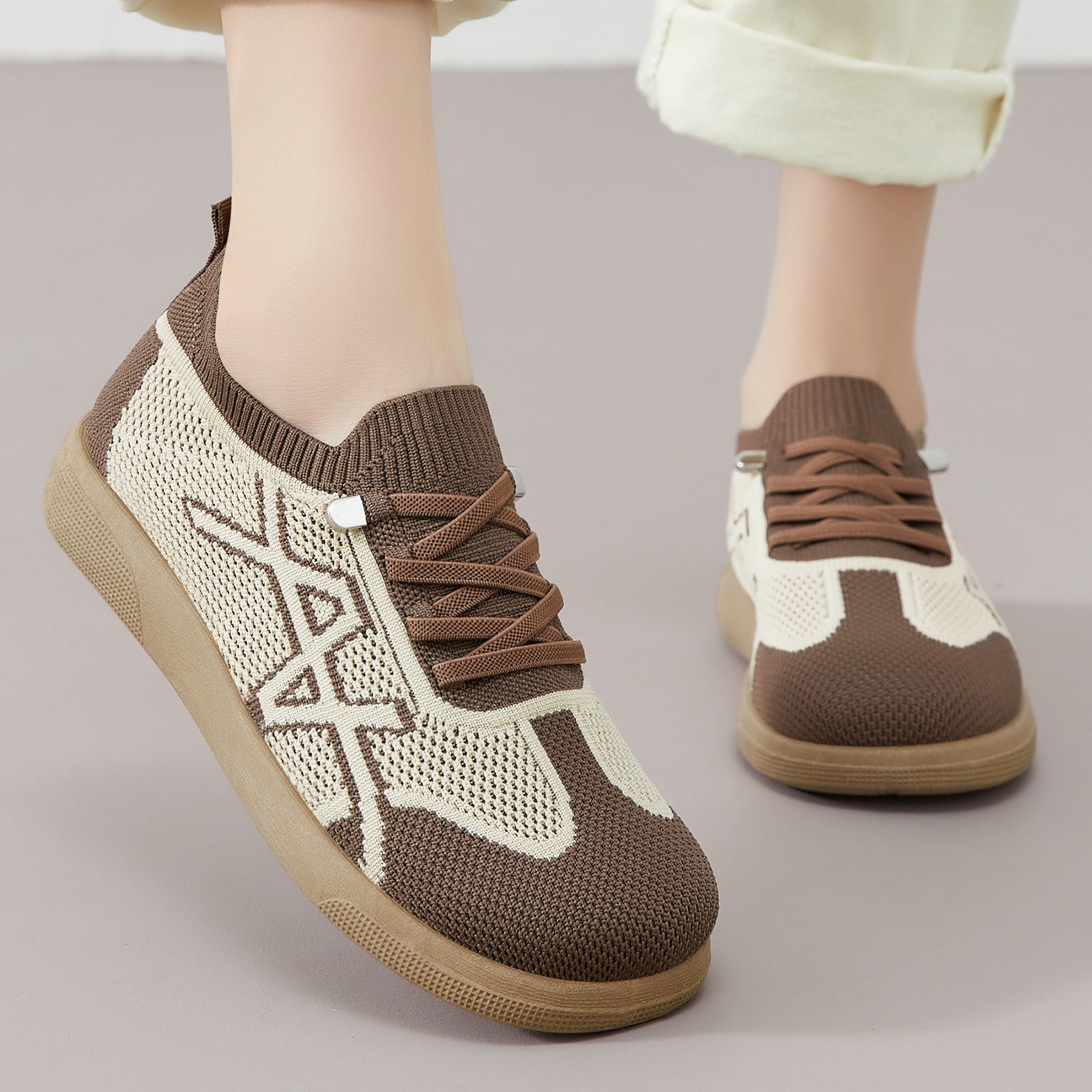 Zapatos de mujer primavera y verano transpirables zapatos casuales zapatos de entrenamiento textiles de moda universal zapatos de madres con suela suave un zapato cómodo