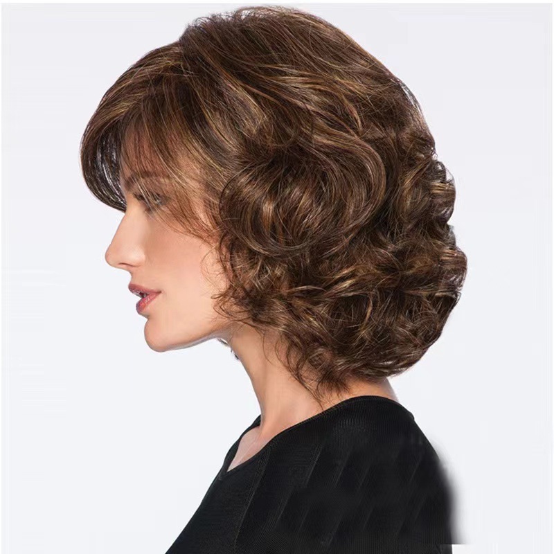 Damespruik met kort krullend haar, zijwaarts geknipte pony, bruin, middellang, peervormig model, direct leverbaar._voghion.com