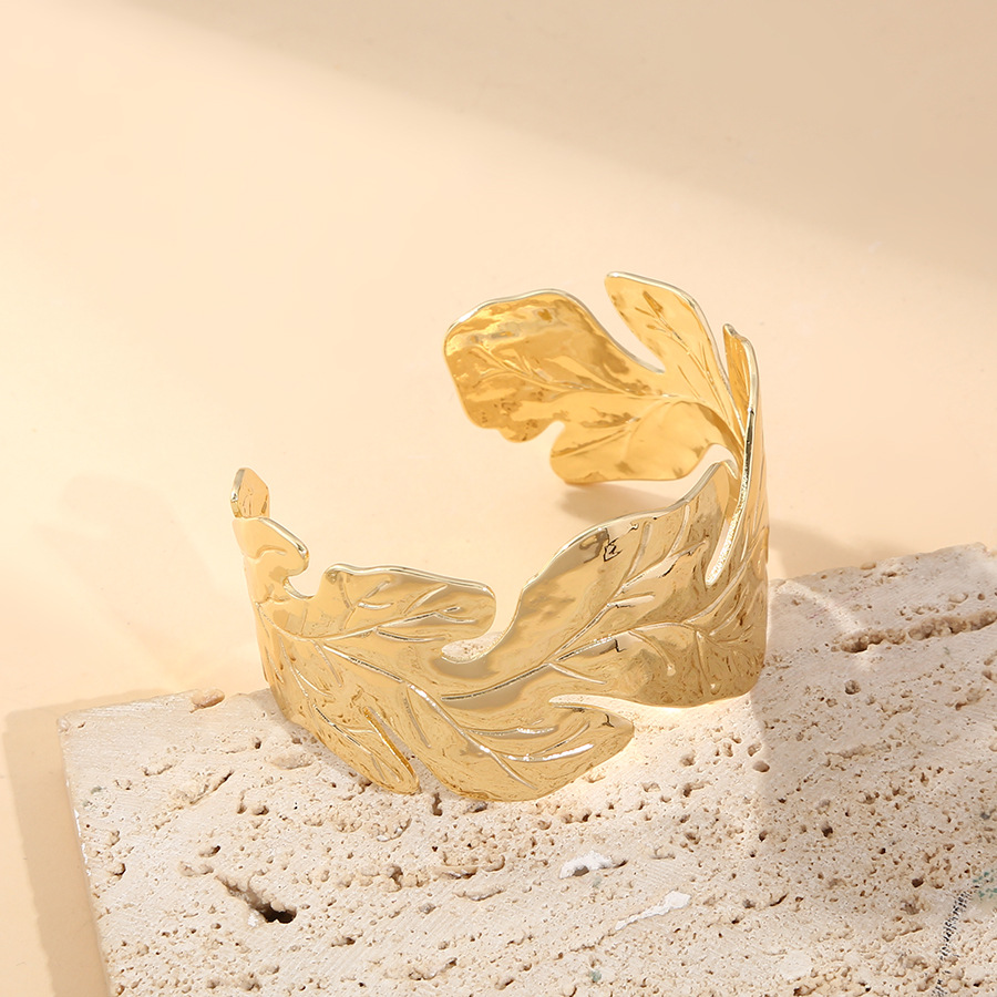 Pulsera de estilo de hoja grande de estilo caliente de Amazon, lujo ligero, sentido de alta gama, hoja exagerada, pulsera de cobre para mujer, apertura al por mayor