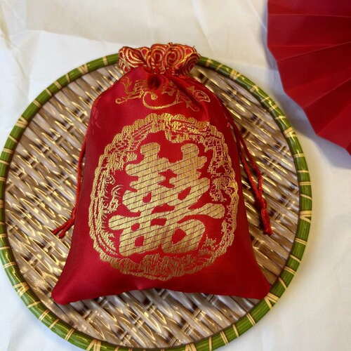 Chinese-style wedding candy bags with drawstring closure, candy bags for wedding, creative wedding favors, wedding candy boxes