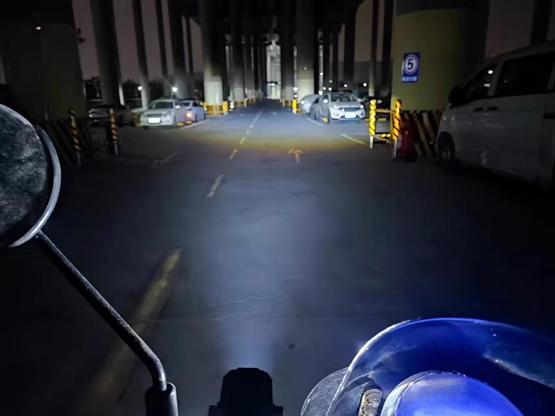 Motorcycle LED Spotlight Blast Flash Paving Road Near and Far Electric Vehicle Super Bright Light Tricycle External 12V85V Headlight