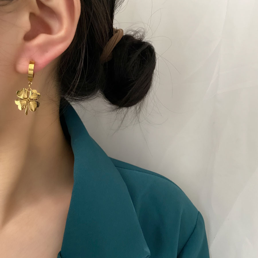 orecchini con fibbia a forma di fiore di trifoglio in acciaio al titanio per i nuovi orecchini boutique da donna alla moda e di nicchia senza orecchini sbiaditi_voghion.com
