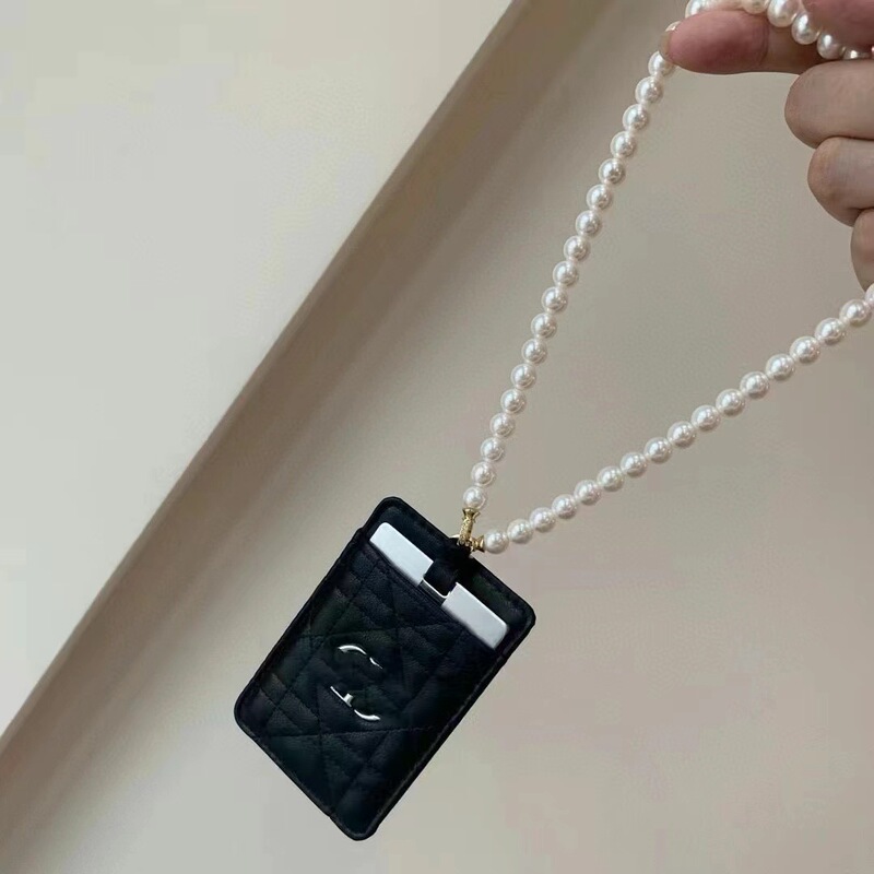カウンターにはプレゼントがいっぱいで、カードバッグの鏡D家菱格カードバッグのステンレス鏡二合一セットの防塵袋付きギフトボックスがあります。|undefined