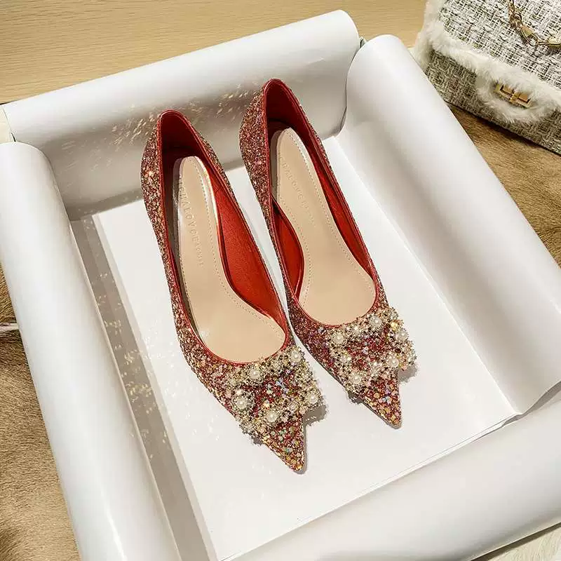 Красные свадебные туфли для женщин на низком каблуке, новые французские свадебные туфли 2025 года, основное свадебное платье Xiuhe на шпильке, не утомляющее ноги