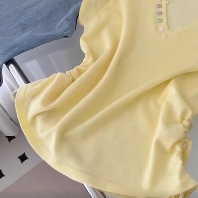2025 ヤングラグジュアリーハイエンドライトイエロー美白 V ネックニット半袖 Tシャツ女性の夏の韓国甘くてクールなトップ|undefined