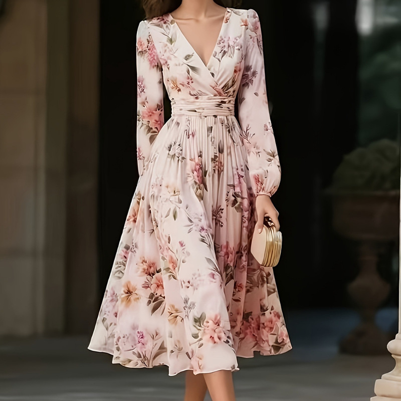 Elegant V-Neck A-Line Dress for Women, Featuring a Pleated Hem and Vertical Pleats Suitable for Wearing in Spring and Autumn. Elegant V-Neck A-Line Dress for Women, Featuring a Pleated Hem and Vertical Pleats Suitable for Wearing in Spring and Autumn.