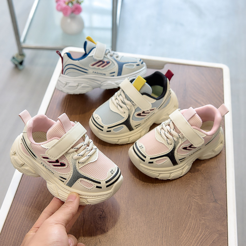 2026 primavera zapatos deportivos para niños coreanos para hombres y niñas con malla de velcro suave antideslizante zapatos al por mayor image 1