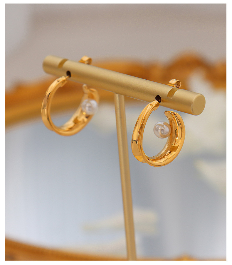 Modische Imitation Perle C-förmigen Stud Ohrringe Mädchen Titan Stahl Vergoldet 18k Gold display picture 4