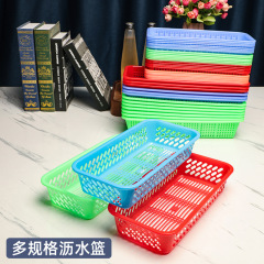 レストランの箸の水たまりの果物は野菜のかごのカラーのプラスチックを洗ってかごの客間のお茶のいくつかの間食の貯蔵のかごを置きます。
