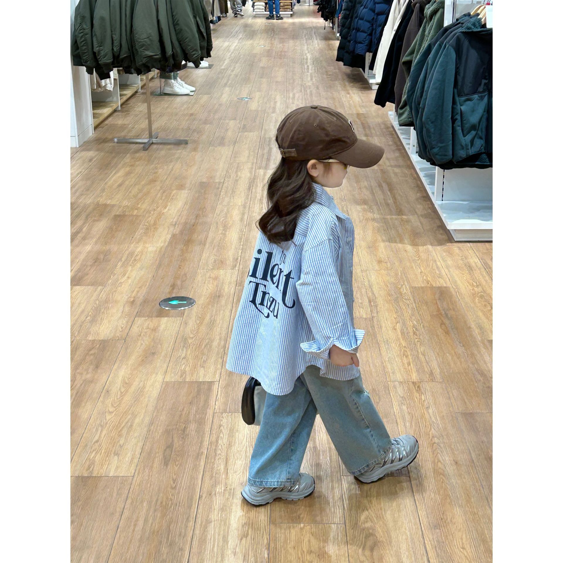 Corea del Sur ropa para niños y niñas camisa a rayas 2024 primavera nuevas niñas letra impresa camisa suelta fuera