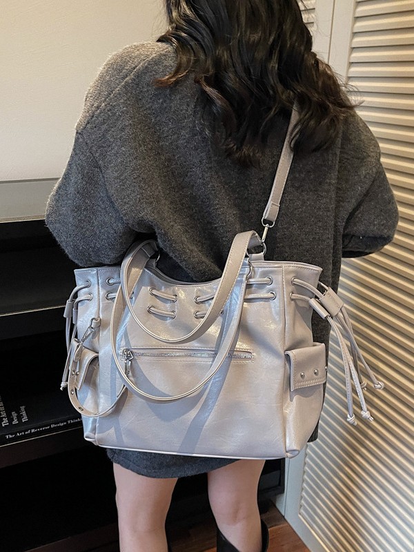 Bolsa de diseño de nicho coreano para mujeres 2026 nuevo remache transfronterizo locomotora viento de gran capacidad mochila de hombro