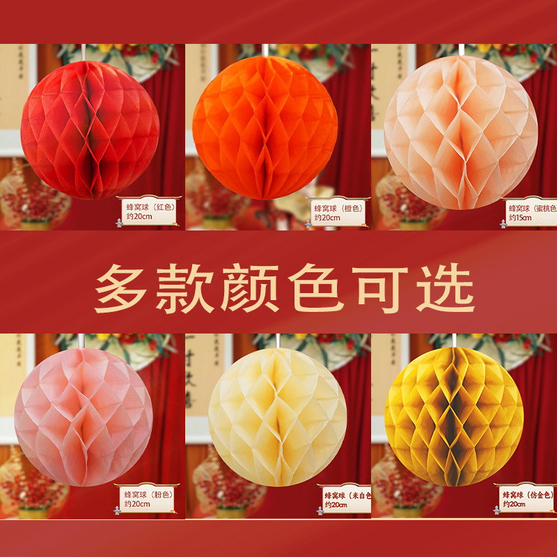 El primer aniversario del bebé decora la escena de la linterna roja, columna de panal, accesorios ceremoniales chinos.