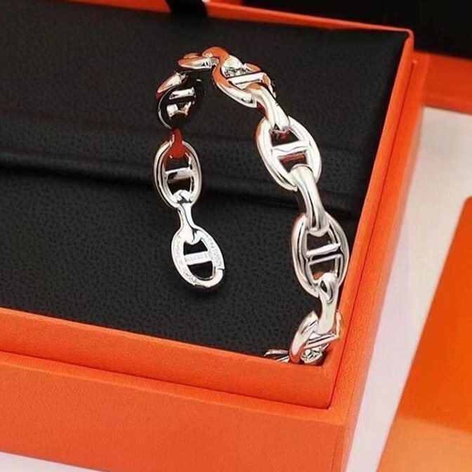 Low Price Factory Price Export Jewelry European and American New Style Engraved 18K Gold Titanium Steel Women's Classic Pig Nose H Letter Bracelet Low Price Factory Price Export Jewelry European and American New Style Engraved 18K Gold Titanium Steel Women's Classic Pig Nose H Letter Bracelet