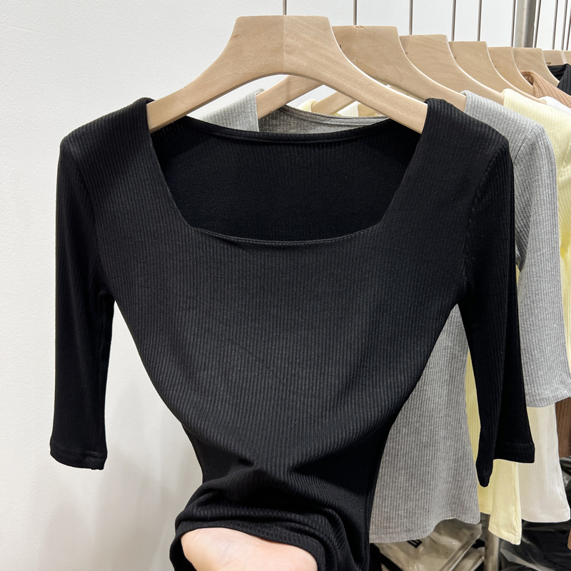 Camiseta de cuello cuadrado negro de cinco mangas para mujeres 2025 primavera nueva estilo exterior con temperamento exterior coreano de media manga