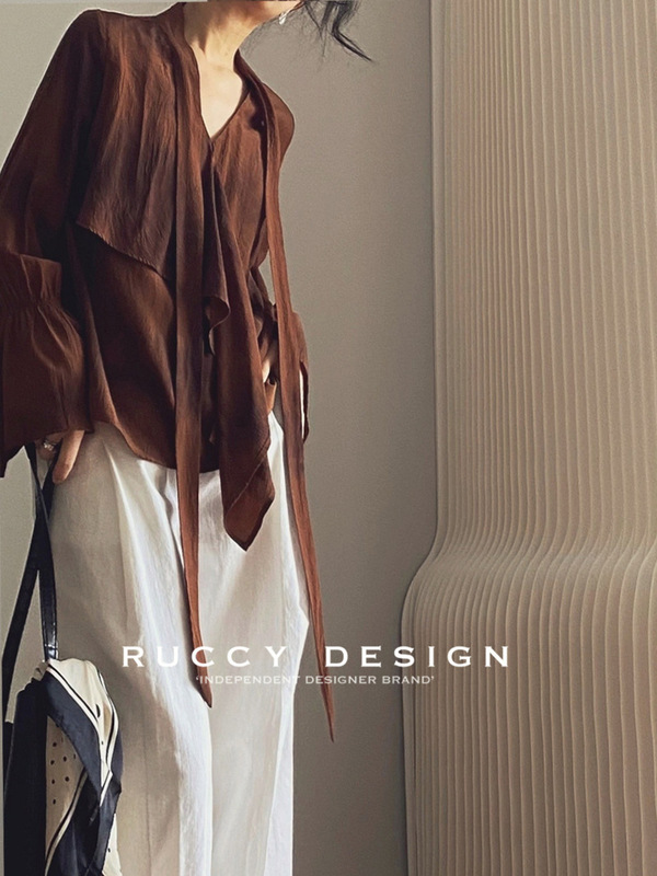 [RUCCY] 2025秋新作フレンチスタイル草木染め30Vネックリボンフレアスリーブシャツ女性用|undefined