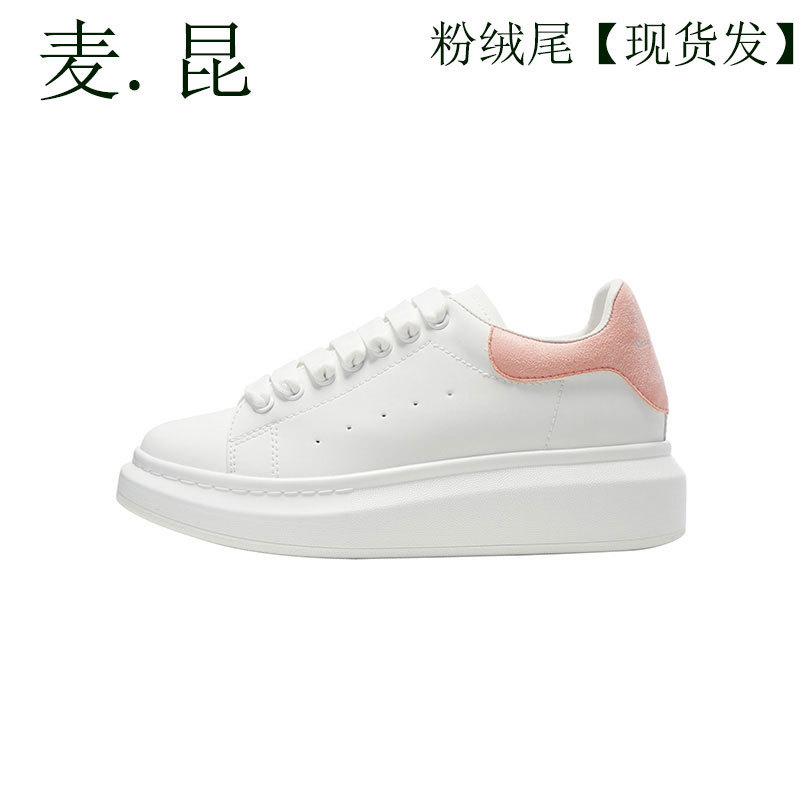 Alta versión McQueen zapatos blancos de suela gruesa mujer 2025 nuevo estilo de cuero salvaje con aumento interior pareja zapatos casuales zapatos de mujer