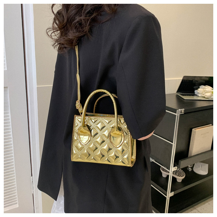 Piccola borsa a tracolla quadrata in vernice effetto goffrato_voghion.com