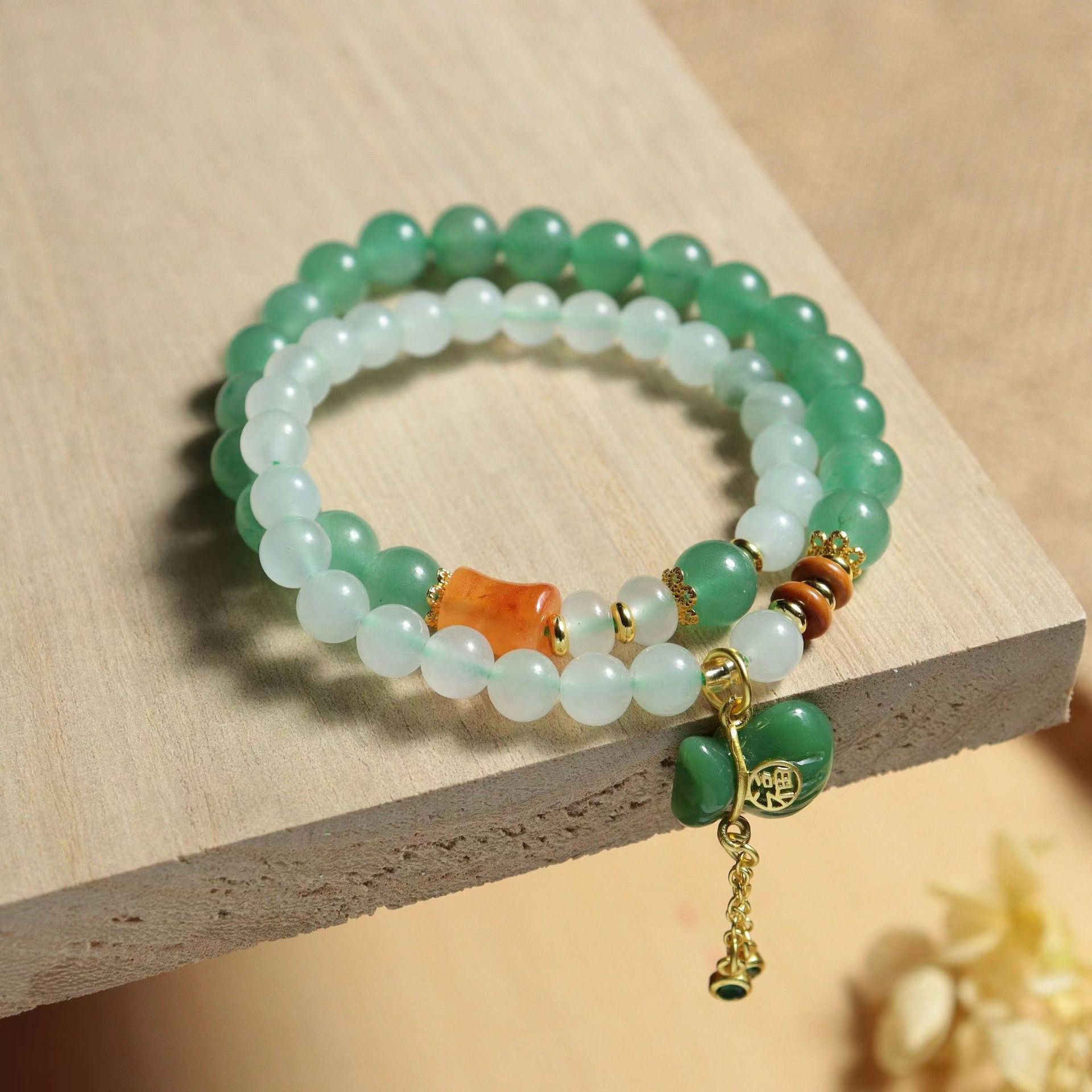 돈 가방과 두 개의 서클