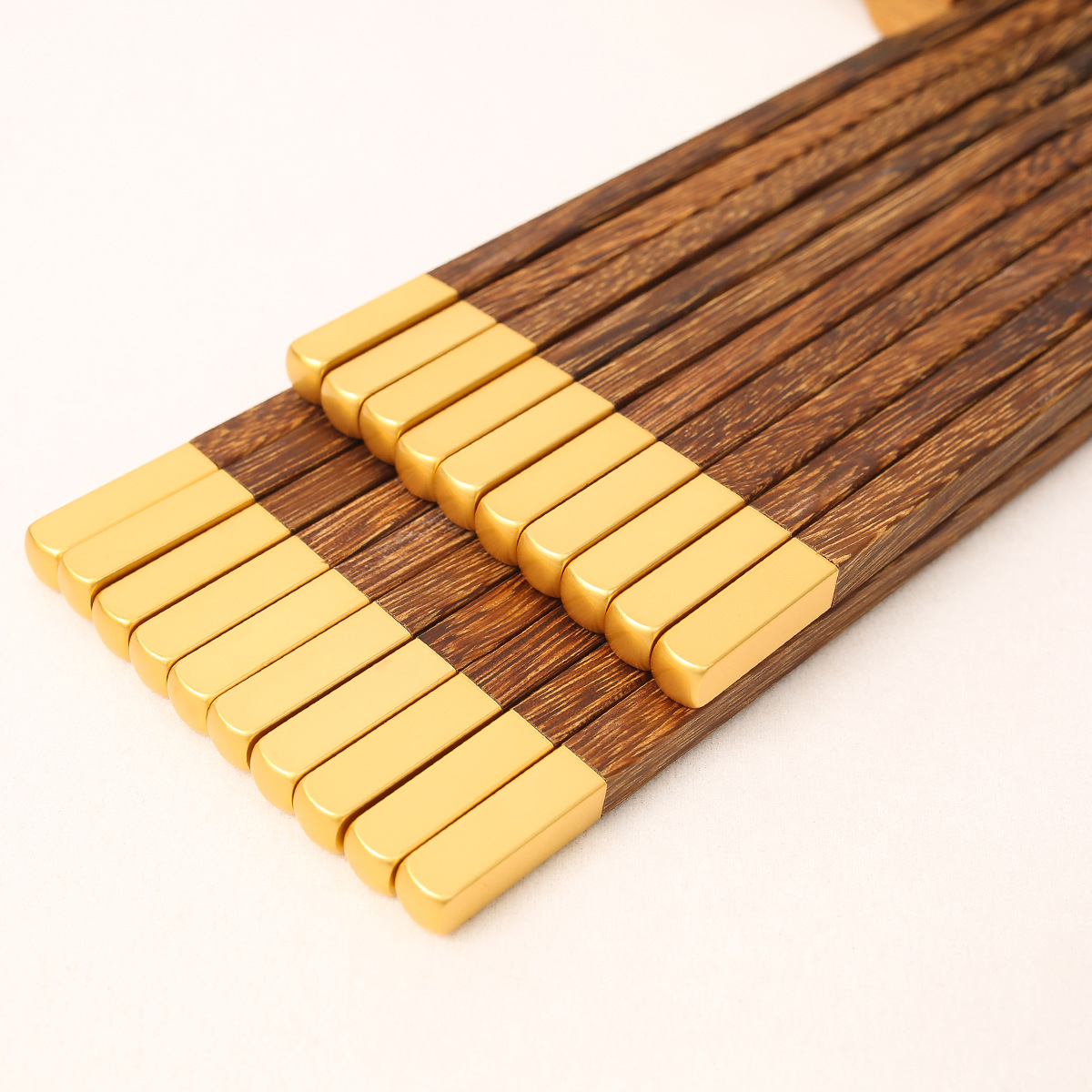 Palillos de madera con forma de alita de pollo para uso doméstico, palillos de madera maciza con parte superior redonda antideslizante, palillos de madera con parte superior de metal para uso comercial, palillos de regalo de madera sin pintura y sin cera.