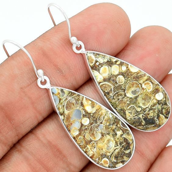 Fashionable accessory drop-shaped