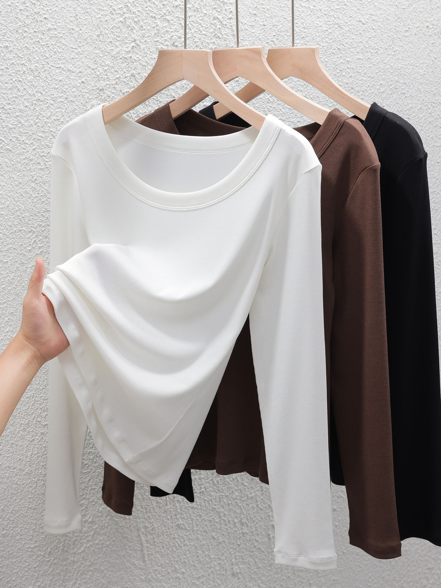 Body-friendly white base summer long-sleeve with a round collar