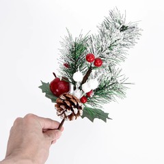 国境を越えた新しい模擬クリスマス用品、松の枝、松ぼっくり、赤い果実の装飾、松葉、ベリーの小さなアクセサリー