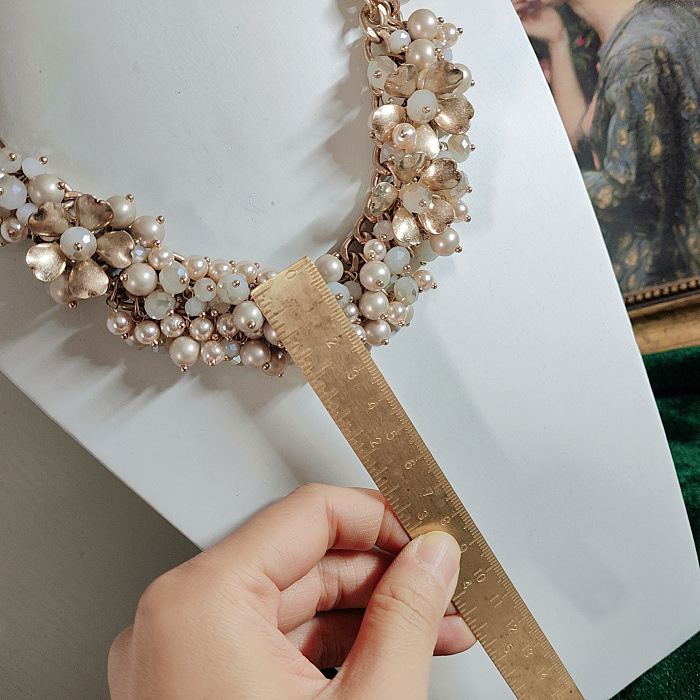 Collana con ciondolo a forma di bambola in pietra di cristallo con fiore e nappa di perle vintage, articolo unico per donna_voghion.com