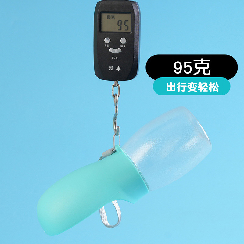 ペットの水飲み器は犬の水飲みを散歩します。|undefined