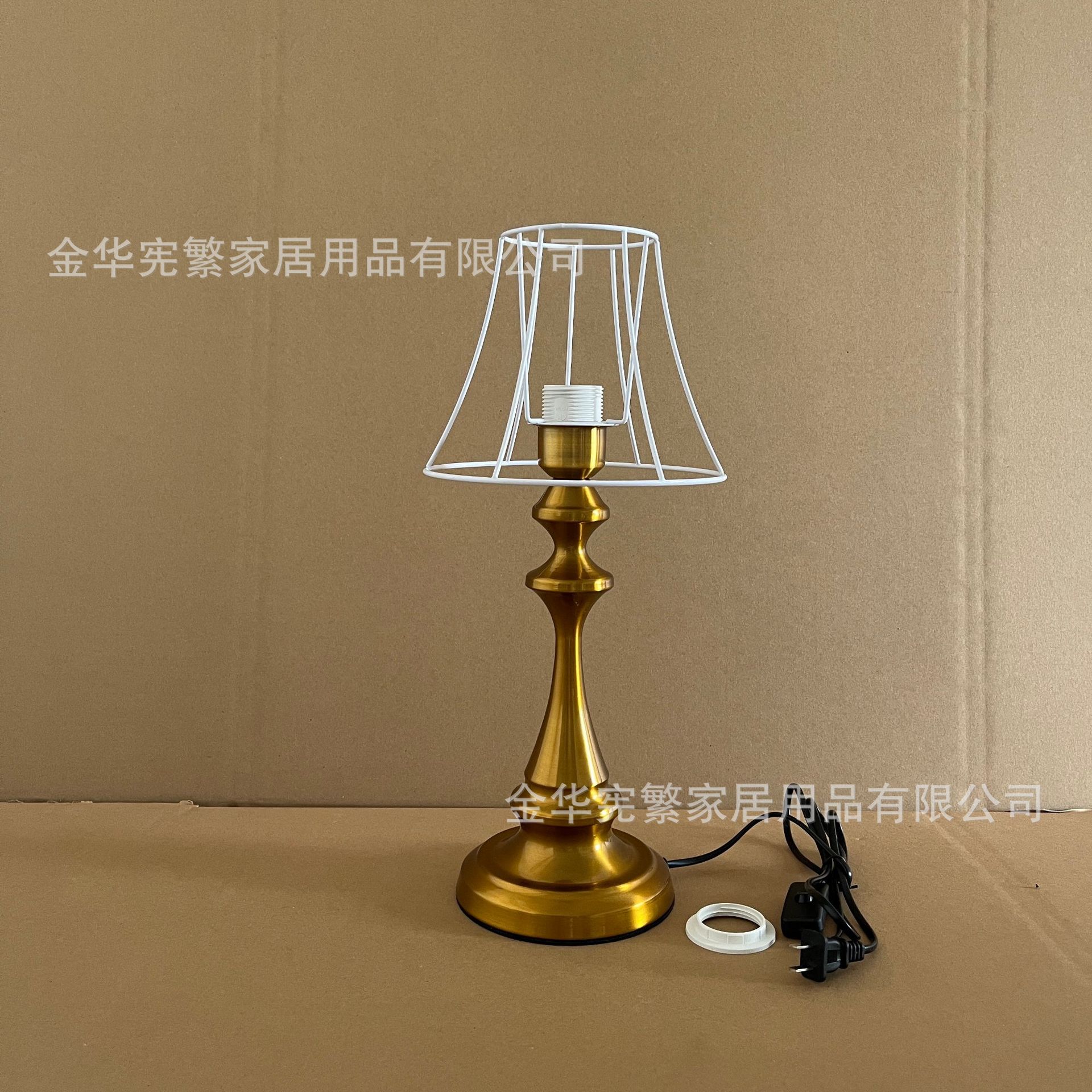 Xiaohongshu recomienda la combinación de marco de hierro con base de metal grande de cobre antiguo dorado E27 con lámpara de mesa retro casera de bricolaje