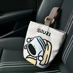 サラリーマンの携帯手提げ袋キャンバスのバケツバッグが可愛いバケツ型の手に持っています。