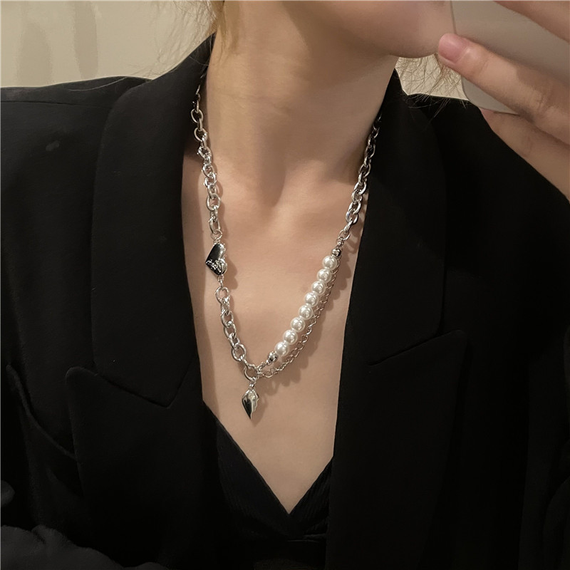 European And American Ins Style Dark Broken Heart Pendant Necklace Thick Chain Pearl Stitching Clavicle Chain Fashionable Necklace display picture 1