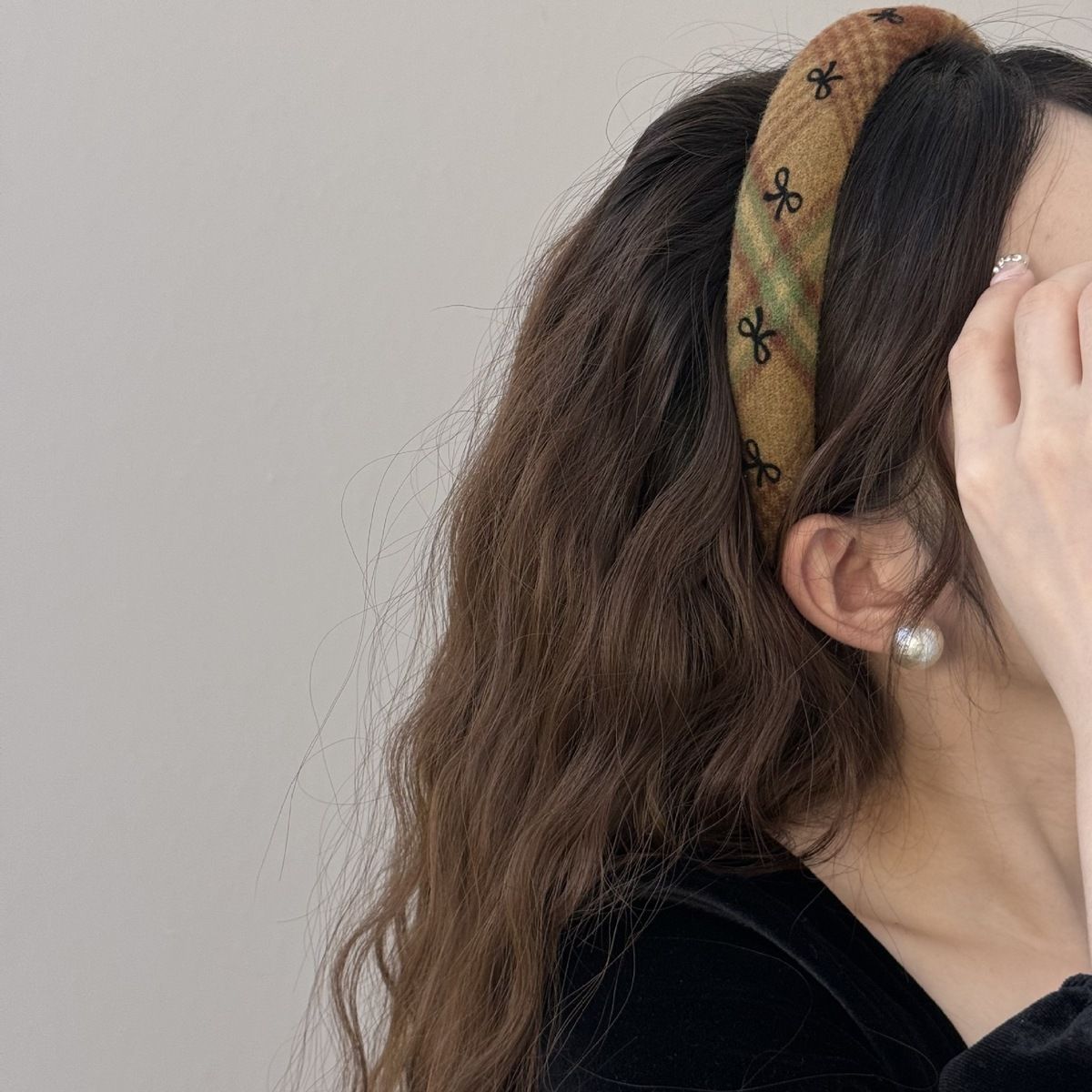 Otoño y invierno de 2024 nuevo estilo retrógrado tween estriado banda de cabello temperamento suave impresión de arco de alta calidad banda de cabeza de estilo libre