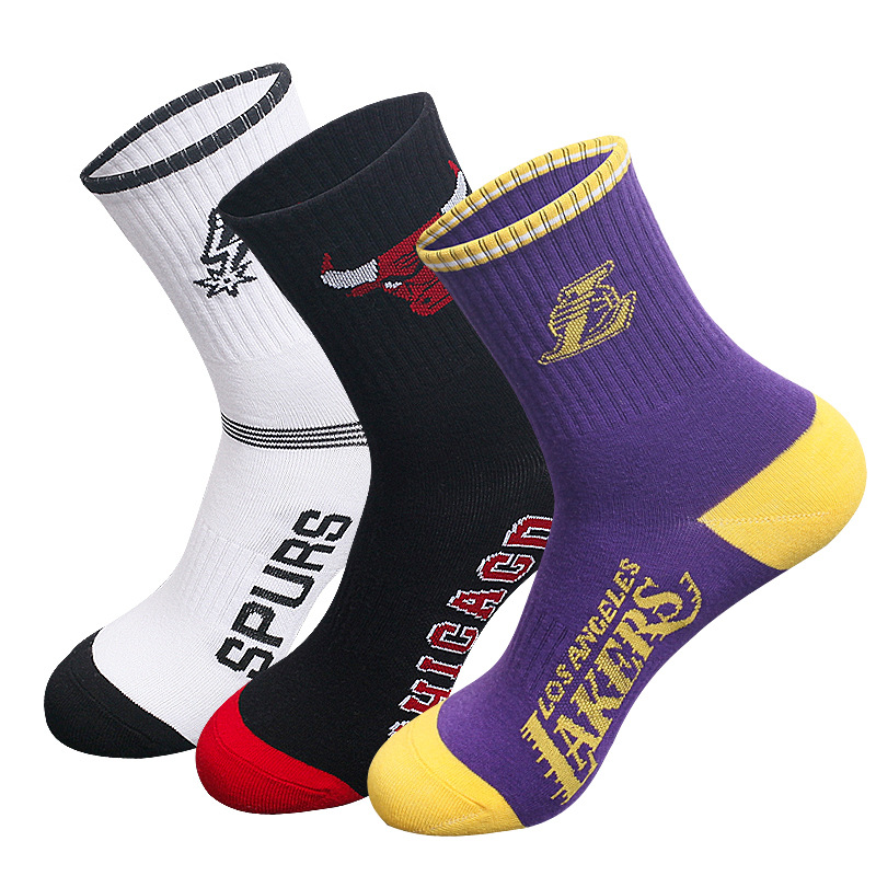 Calcetines de algodón para hombres a media pierna calcetines de baloncesto de la NBA de moda europea y americana logotipo del equipo estilo universitario estudiante calcetines deportivos hombres