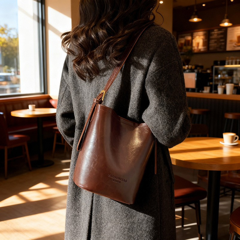 Bolsa de cubo retro coreana para mujeres 2025 nuevo invierno de alta calidad bolso de madre de sensación de hombro casual bolso de hombro