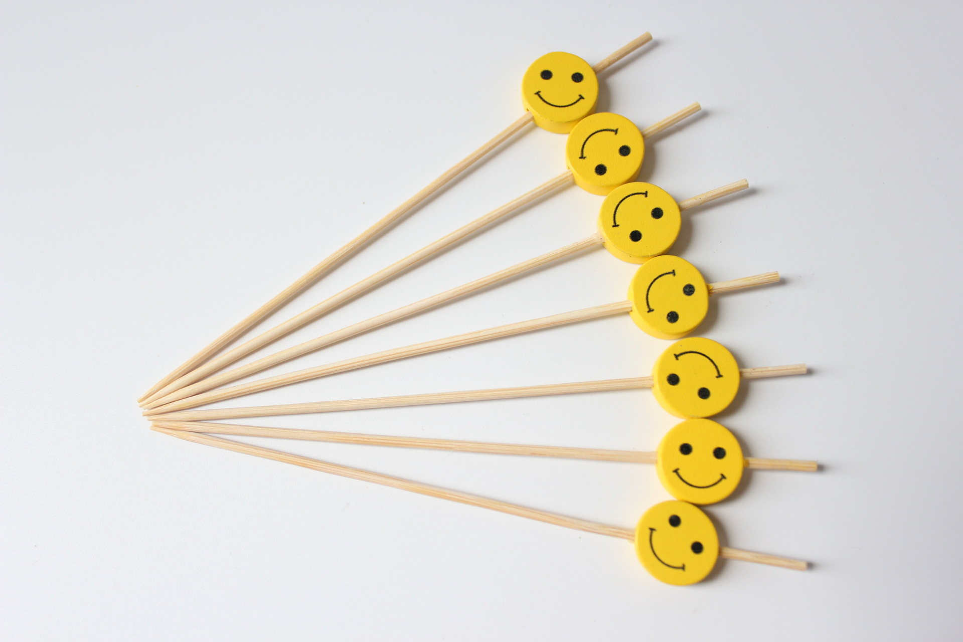 Fabricante multi-color lindo amarillo sonriente de dibujos animados fruta palo de comida palo de bambú desechable prueba palo fijo hamburguesa