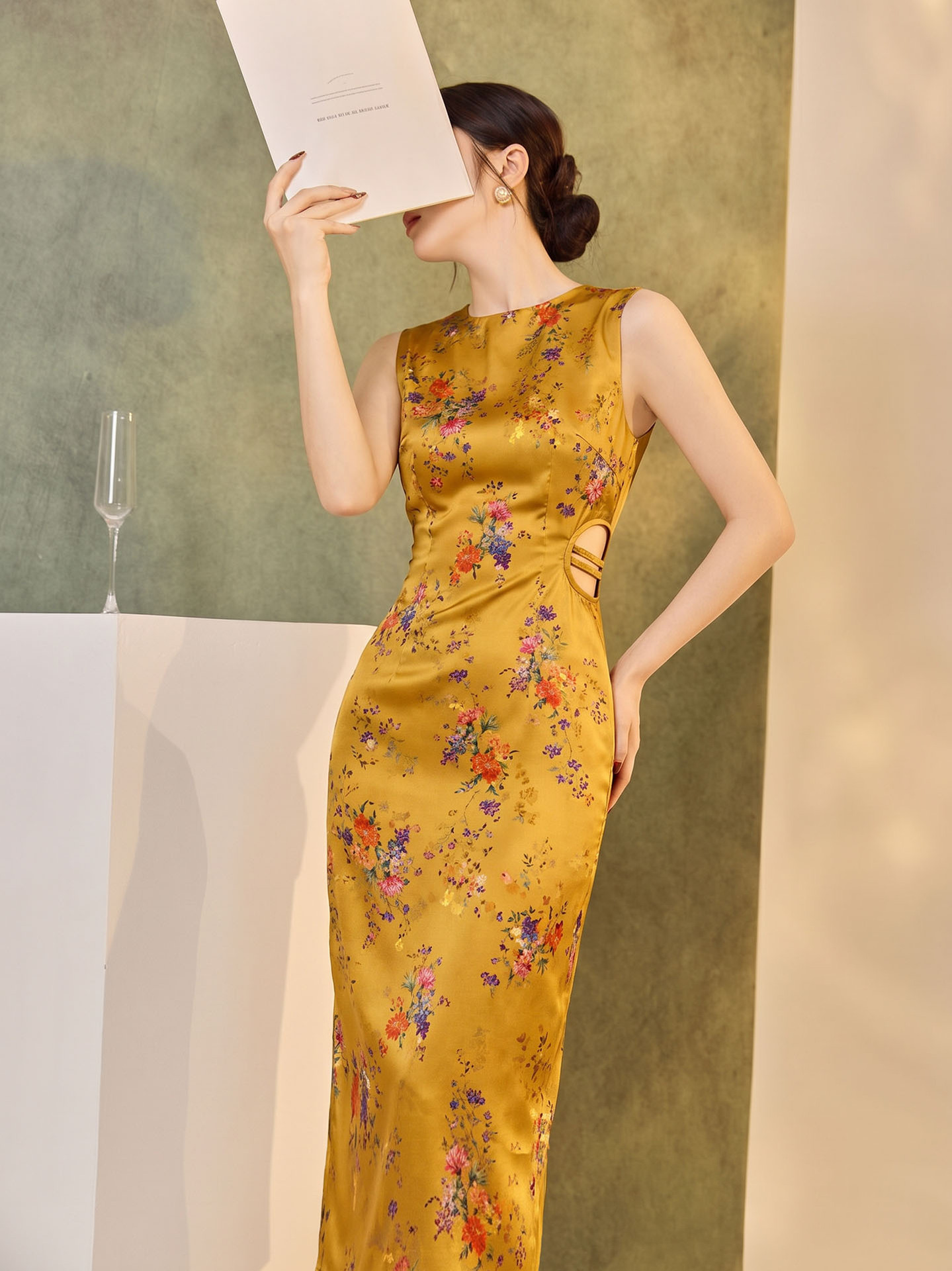 Sườn xám satin in hoa thắt lưng mạ vàng chạm rỗng — màu vàng