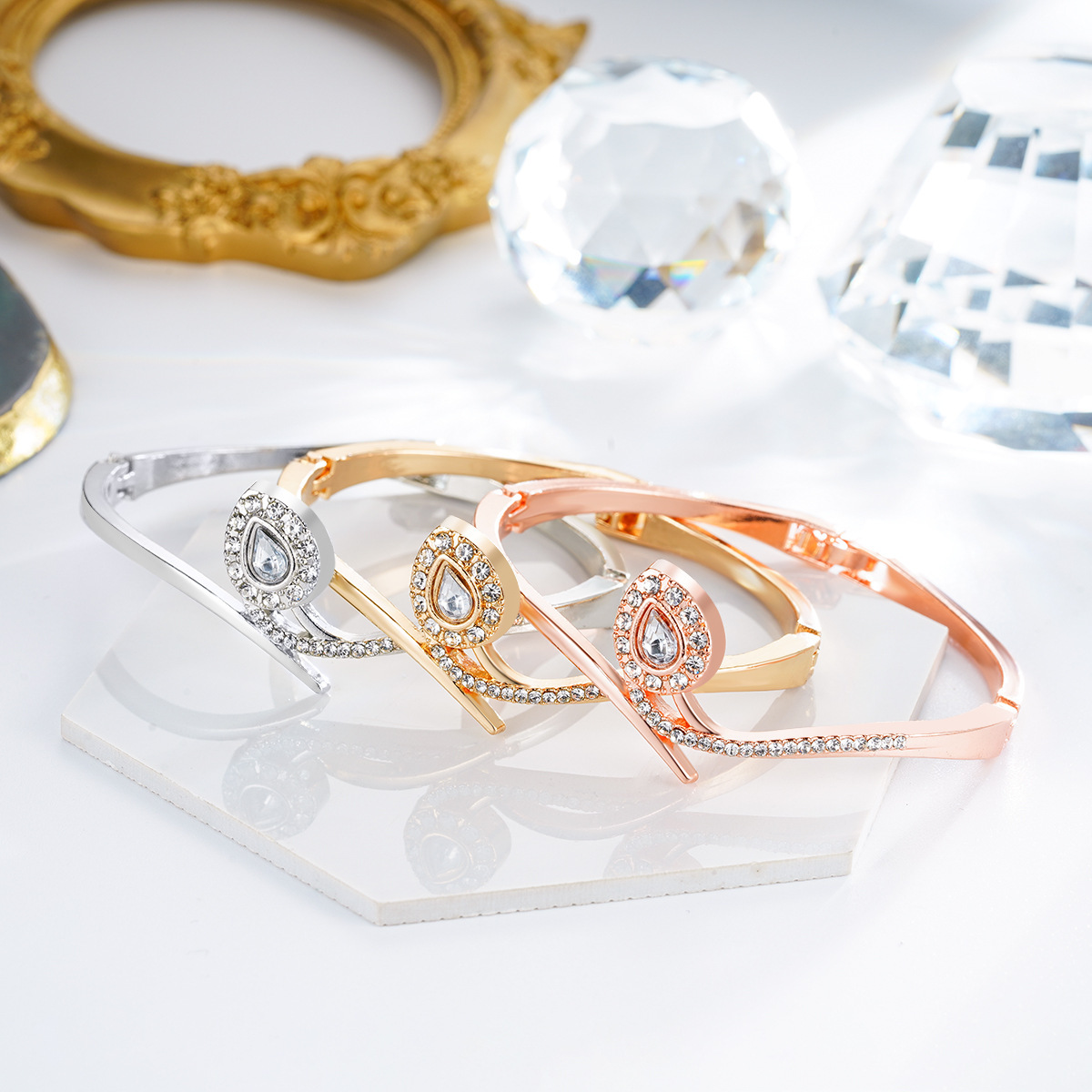 Pulsera con forma de corazón abierta, éxito de ventas transfronterizo entre Europa y América, para mujer, diseño de nicho moderno, pulsera con incrustaciones de diamantes, joyería al por mayor.