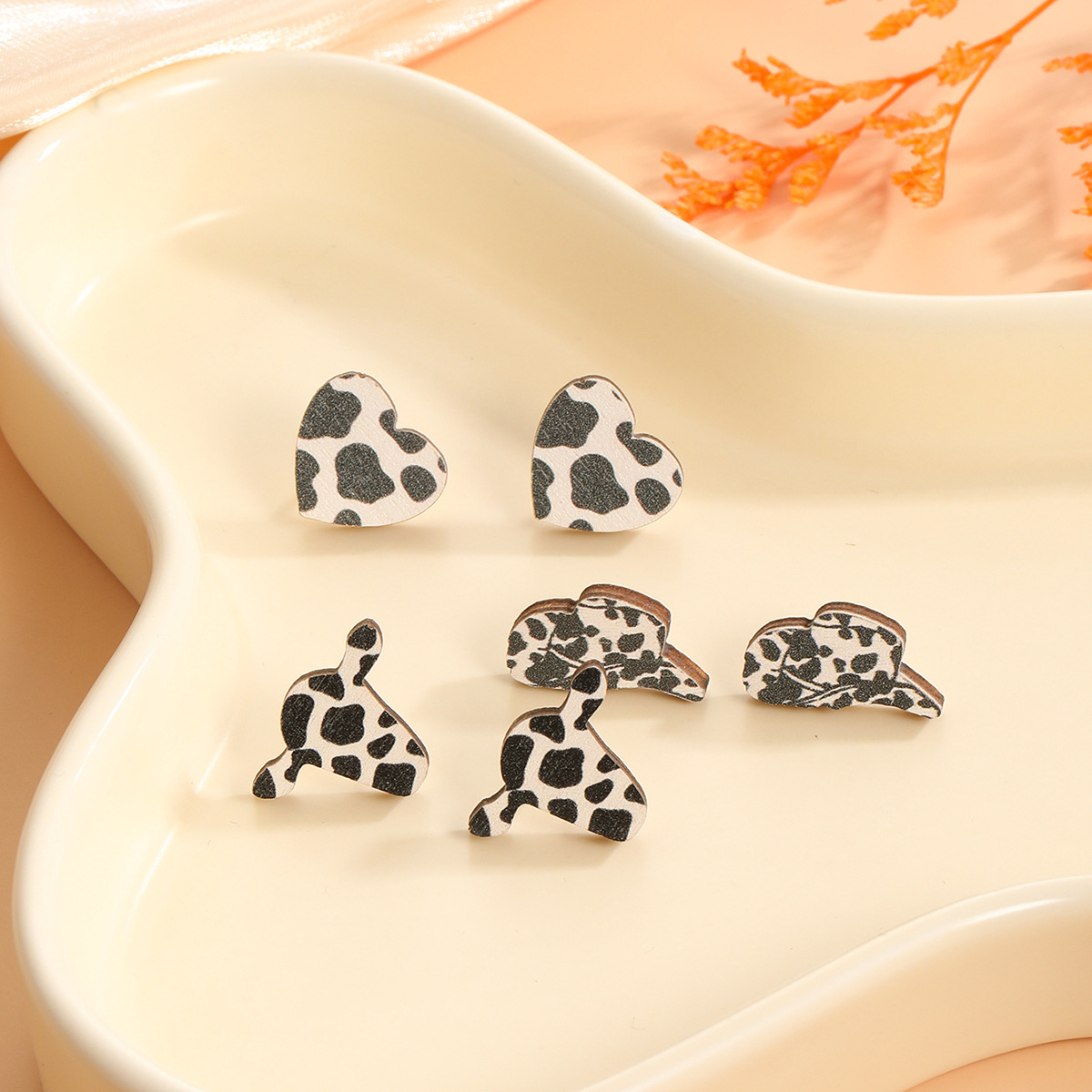 Women's Gender 1 Set Casual Cow Pattern Heart Shape Printing Wood Ear Studs