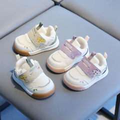 ベビー学歩機能靴の新型1-3歳の赤ちゃんの男女子供と春秋の滑り止めの柔らかい底の幼児の皮の表面は超軽いです。