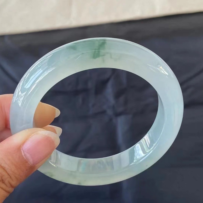 Vòng tay ngọc bích Miến Điện nổi nước cao cấp, đường kính trong 52–64 mm chi tiết 5