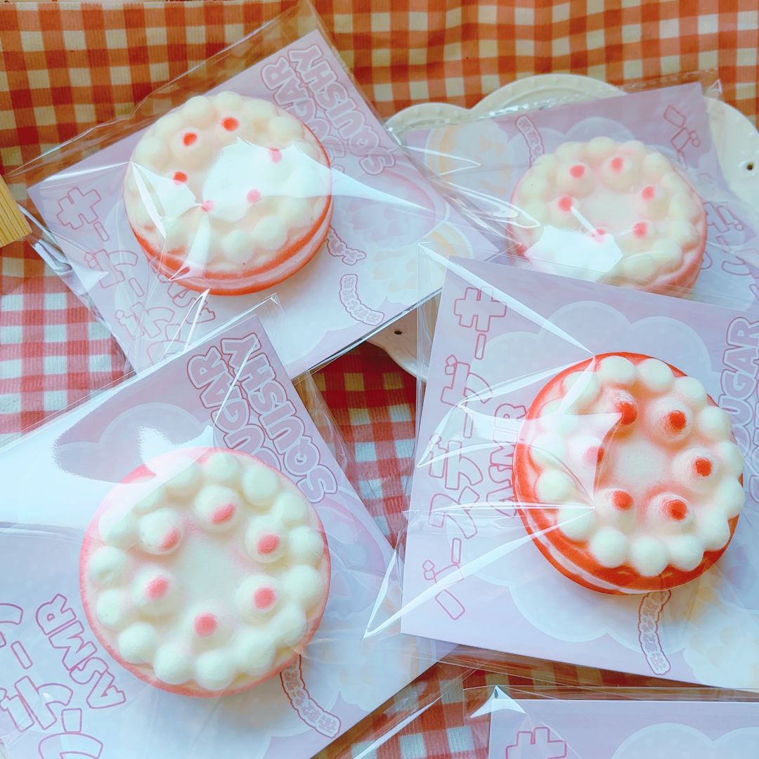 무작위 색상의 젖은 부드러운 케이크가 천천히 반동합니다.