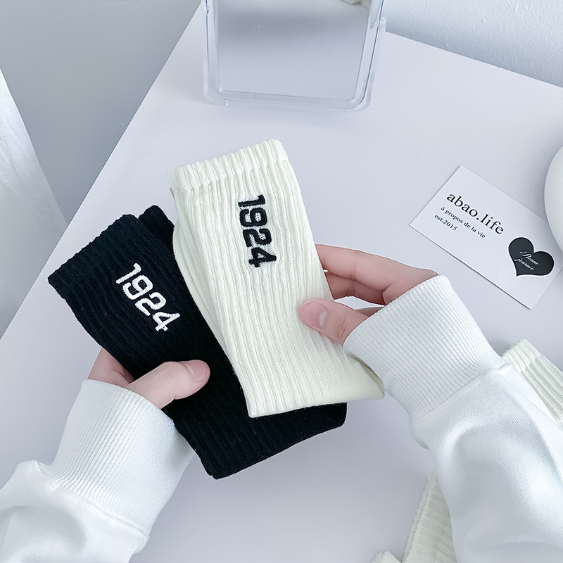 Medias calcetines mujeres primavera y otoño calcetines deportivas blancas y negras bordadas 1924 calcetines de moda calcetines letras de pila calcetines Zhuhai