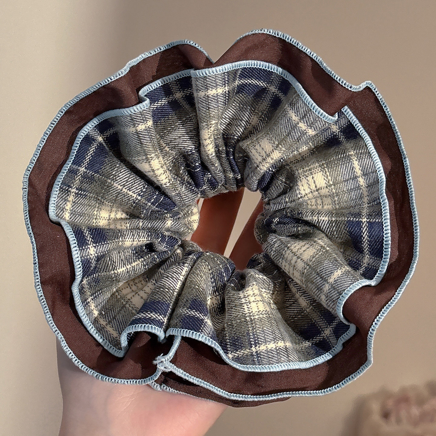 Nuevo scrunchie de encaje multicapa 2026 para mujer, lazo para el pelo de alta gama, accesorio suave para el cabello estilo coreano.