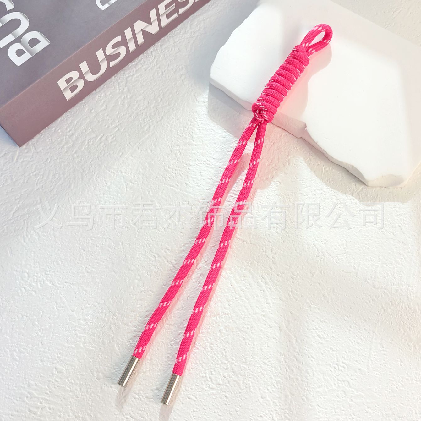 編みカバンのストラップの螺旋の結び紐のiuは鍵のボタンのネットの赤い色の結びの縄の装飾の部品を結びます。