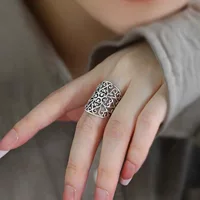 Ретро тайское серебряное полое кольцо с цветком для женщин, простое и креативное литературное широколицее резное кольцо с открытием, прямая продажа от производителя ювелирных изделий