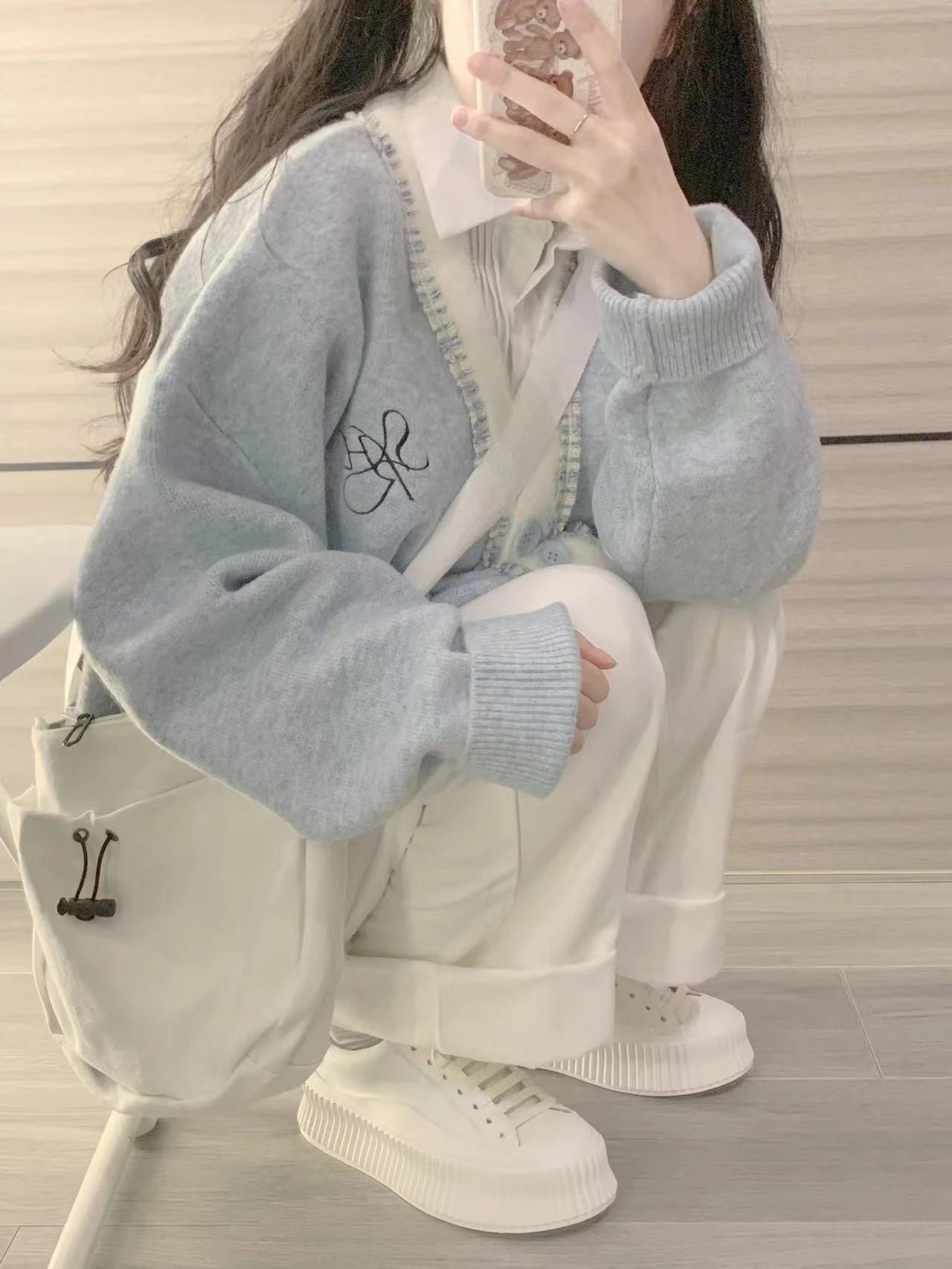 2023 nuevo otoño azul con cuello en V Chanel estilo de punto cardigan mujeres primavera y otoño estilo perezoso suéter suelto abrigo
