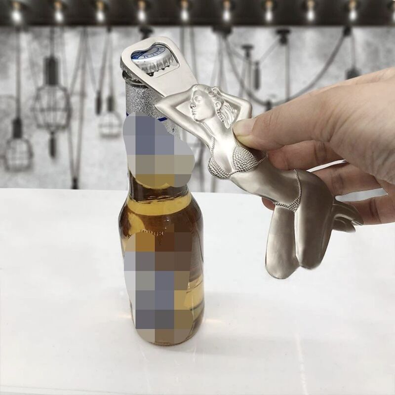 ビキニの美人の栓抜きの冷蔵庫は金属の栓抜きの個性のホテルのバーのビールの栓抜きを貼ります。|undefined