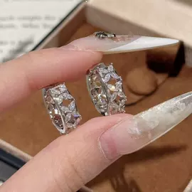 项链;耳钉;手链