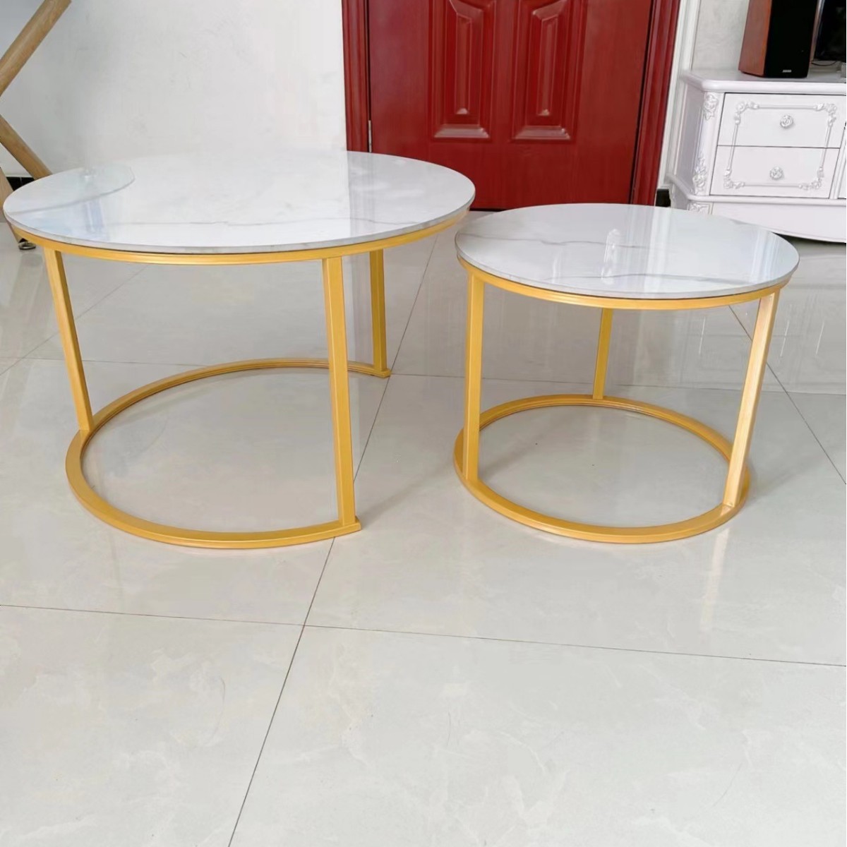 Mesa de café de vidrio nórdico sala de estar creativa red roja redonda traje pequeño apartamento imitación mármol ins mesa de té de hierro